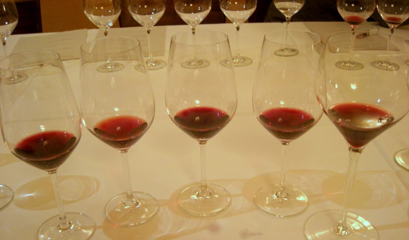 Copas de vino tinto en una cata
